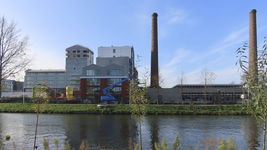 851485 Gezicht over het Merwedekanaal te Utrecht, met links de bouw van een appartementencomplex op de Wilhelminawerf ...